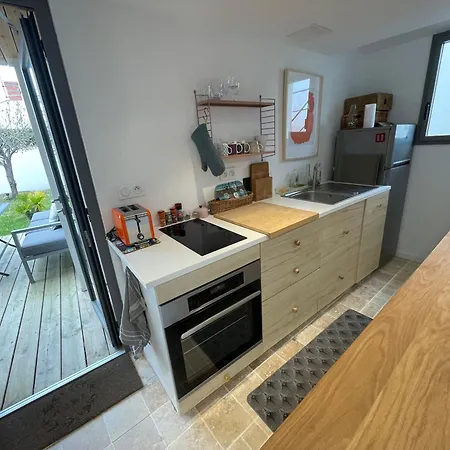 Holiday home Charmante Bord De Avec Parking Et Wifi, Proche Et Commerces - Fr-1-22-377